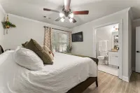 Serene Lake Lanier cottage with Fire Pit King Bed Bunk Bed Queen Bed Hotels near Downtown Buford