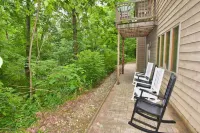 Beautiful, Comfortable River Retreat surrounded by Trees