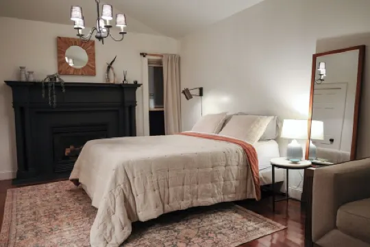 1970s A-Frame w/Mountain Views in National Forest, 1hr to Downtown Asheville