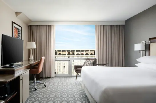 Marriott St. Louis Airport Отели рядом с достопримечательностью «Парк Бисселл Хилс»