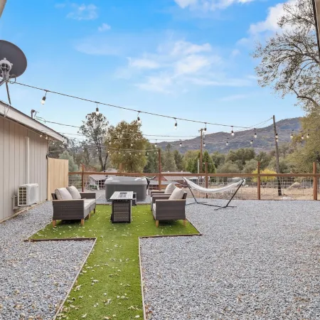 Hot Tub, King Bed, Coffee Bar - Walk to town!