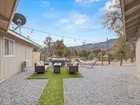 Hot Tub, King Bed, Coffee Bar - Walk to town!