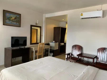 Phanthong Hotel Отели рядом с достопримечательностью «Computer Center Silapakorn University»