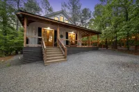 The Roasted Marshmallow-LUXURY Cabin-Couples-Small Family-HotTub-Swings-CornHole