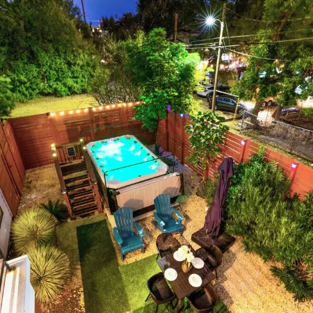 Hidden Downtown Gem- SwimSpa&FreeParking& Rooftop DT View; Walk2 Moody&UT&6th St
