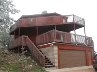 The Dakota Hogan Amazing views and close to Lake Pactola!