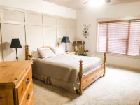 Clean, Comfy, and Cozy Near EverythingFamily and Dogs Friendly:)