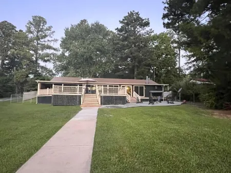 Waterfront Retreat in Toledo Bend Отели в г. Сабин Пэриш