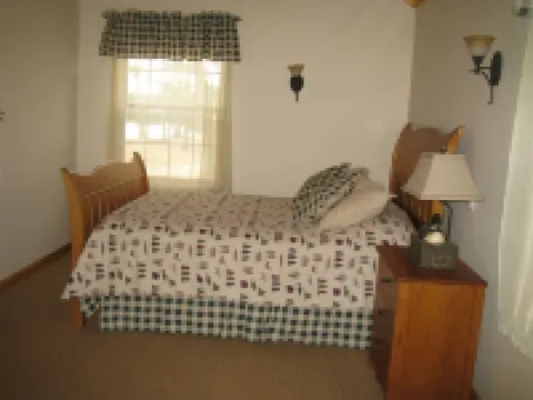 Waterfront Home on the Beach. Ossipee Lake 奧西皮酒店