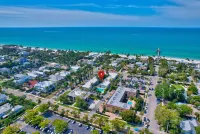 1st Floor by Pool, Beach and 3rd St. S Coffee Shops, Restaurants and Farmer Mkt - Private Pools