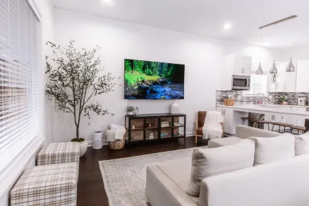 Charming Home Near UK Campus! Perfect for Family Visits! Отели рядом с достопримечательностью «Кладбище Лексингтон»