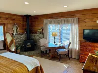 Peaceful Hills Retreat Lodge with a Great View,  a Pond, a Fireplace, Sleeps 10.
