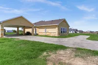 Perfect Home for Lg Groups, Travelers w/kids, Bonus 5k sqft Venue for Events! Hotels near Shepherd's Valley Cowboy Church and Arena Complex