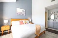 Fully Renovated 3-Story Townhome - 93 Walk Score 발보아 공원 호텔