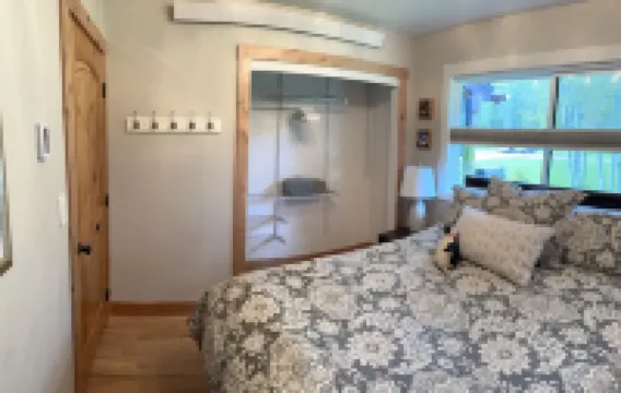 12 minutes to Grand Teton National Park. Pet Friendly.