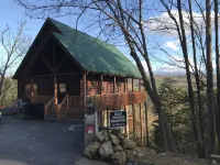 Spacious 4Br Cabin Near Dollywood – Hot Tub, Game Room & Stunning Mountain Views - Bjergudsigt