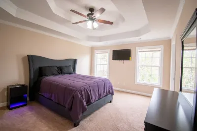 Fully renovated and Modernized home in Chesapeake Hotels near Canal parking - restroom