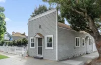 Cozy 1BR Bungalow by the beach, coffee, and dining. Walking Score 10/10 - Apartments