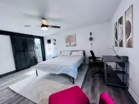 Welcome to “Persimmon Grove” the Cozy Farmhouse with Modern Amenities Hotel a Seventy-First