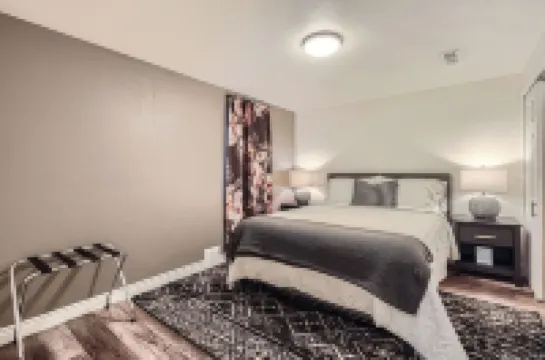 Close to Denver, Boulder and mountains! Up to 10 guests-5 beds! Foosball, games.