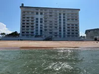 Beachfront Condo at quiet end of Ormond Beach. Snowbirds Welcome !