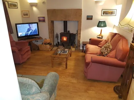 Beautiful 2 bedroomed stone cottage in the centre of Crich Отели в г. Крич