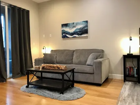 R and R Hideaway, A Cozy Lakeside Suite