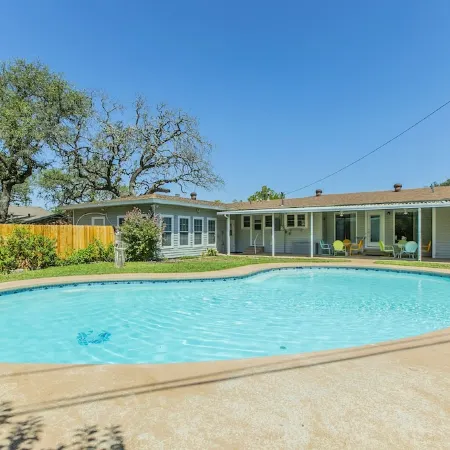 Belle of Belton-Spacious/Central Location/Pool/Hot Tub/Game Room w/ Pool Table