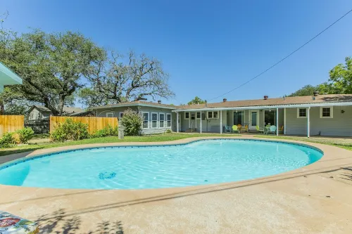 Belle of Belton-Spacious/Central Location/Pool/Hot Tub/Game Room w/ Pool Table