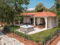 Luxury Bay Villa with Private Hot Tub - Kylpylä
