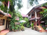 Heuan Lao Guesthouse Отели рядом с достопримечательностью «Ват Симыанг»