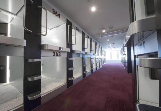 캡슐 플러스 요코하마 사우나 & 캡슐