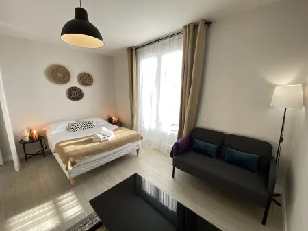 Large, quiet studio with balcony & free parking