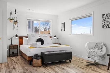 EV Charger-Spacious! Peek-a-Boo Water View+Game Room - Pool Table