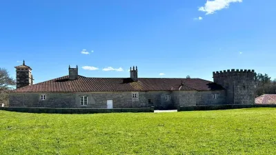 Pazo de San Pedro de Bembibre Hotels near Mirador alto da Picota
