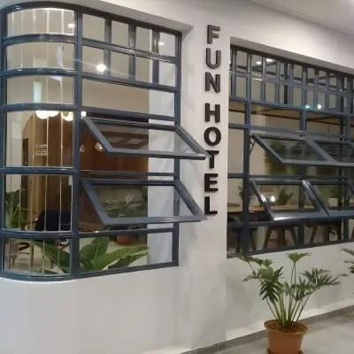 Fun Hotel Các khách sạn gần Nhà hàng hải sản Laem Charoen