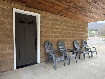 Trailhead Riverfront Cabin Отели в г. Пайк