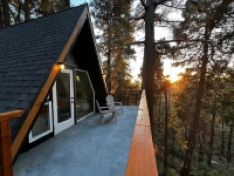 Cozy A-Frame High in The Tree Tops Hotels in Crestline