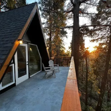 Cozy A-Frame High in The Tree Tops