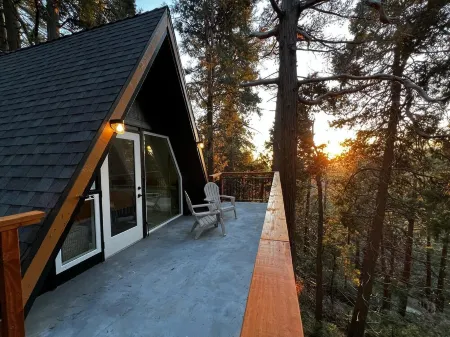 Cozy A-Frame High in The Tree Tops