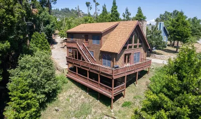 Traditional A-frame Luxe Cabin in Crestline Ca. 3bed3bath/3LVL/PRVT SPA/5+PRKING Crestline Library附近的飯店