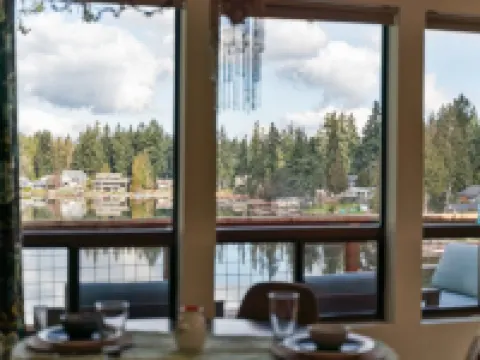 Cozy, comfortable, peaceful, unique lakeside house w beautiful views/Olympia Hoteles en Lacey