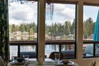 Cozy, comfortable, peaceful, unique lakeside house w beautiful views/Olympia
