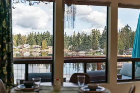 Cozy, comfortable, peaceful, unique lakeside house w beautiful views/Olympia Отели в г. Терстон