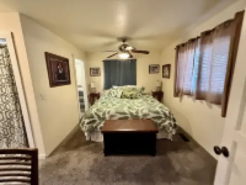 Historic Ohana House - Walk to Downtown Ashland, Hot Tub, Tiki Bar, Pet Friendly