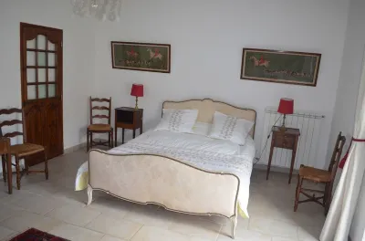 Spacious garden center of Pezenas Hotels near Camping Les Cigales , 3 étoiles