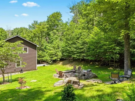 Beech Mtn Resort 2 Miles-4 Br-Yard, Small Dog Friendly No Fee, Fire Pit, Clean