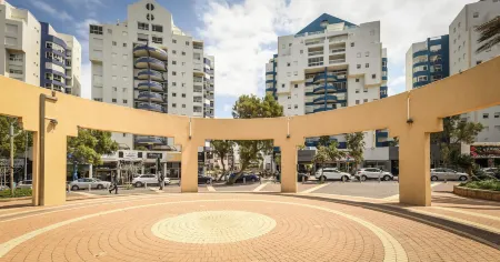 Netanya Seaside High-Rise Apartment by Sea N' Rent Отели рядом с достопримечательностью «Netanya»