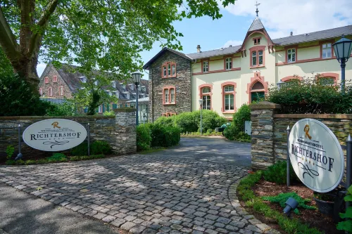 Weinromantikhotel Richtershof Hôtels à : Brauneberg