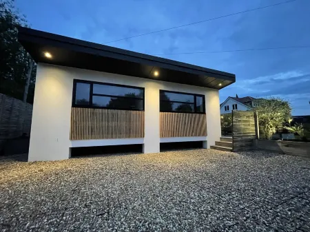 MayGrove Retreat - Sleeps 2 - Jacuzzi & Boat Hire Отели в г. Раннимид Дистрикт